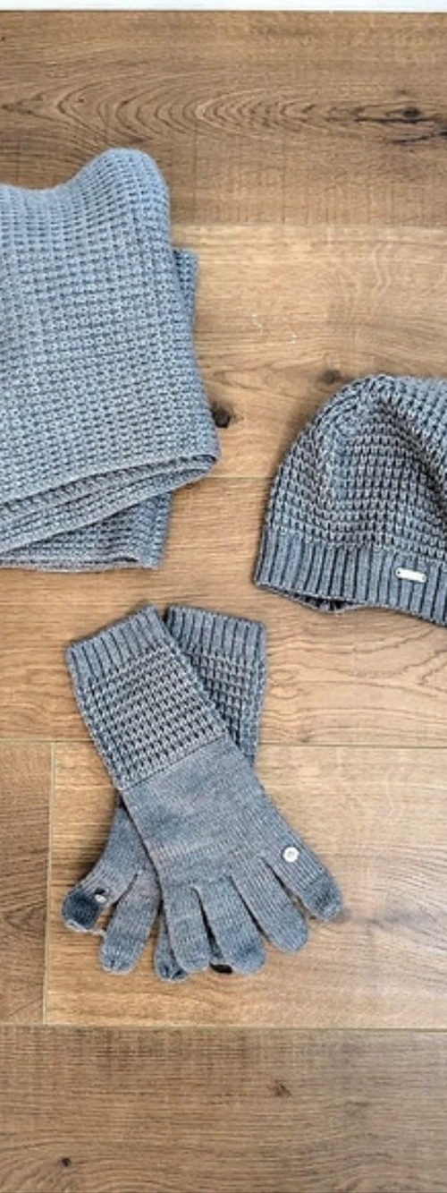 Calvin Klein Gray Knit Hat Scarf & Gloves Like New